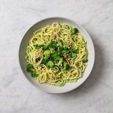 spaghetti nga adunay broccoli ug pine nut, pagkaon sa Mediteranyo