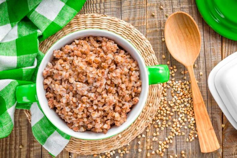 Loose dietary buckwheat porridge sa pagkaon niadtong gusto nga mawad-an sa gibug-aton