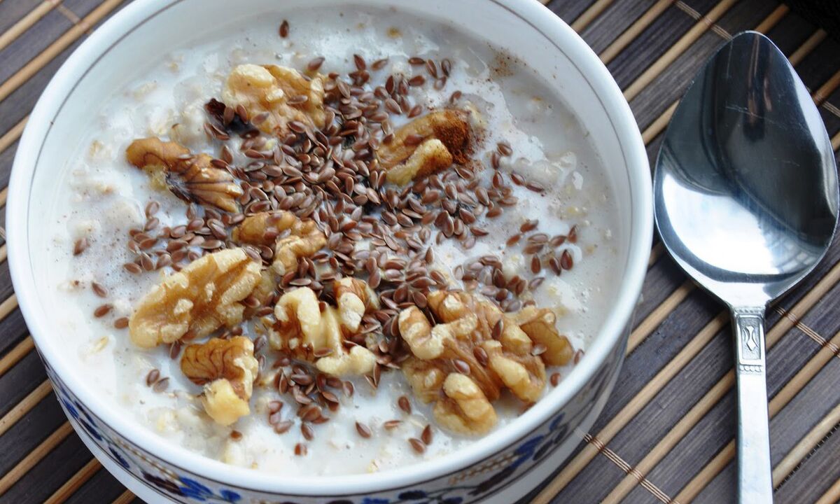 Flaxseed porridge nga adunay gatas - usa ka himsog nga pamahaw sa pagkaon sa mga nawad-an sa timbang