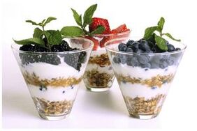 oatmeal uban sa yogurt ug berries alang sa husto nga nutrisyon ug gibug-aton sa pagkawala
